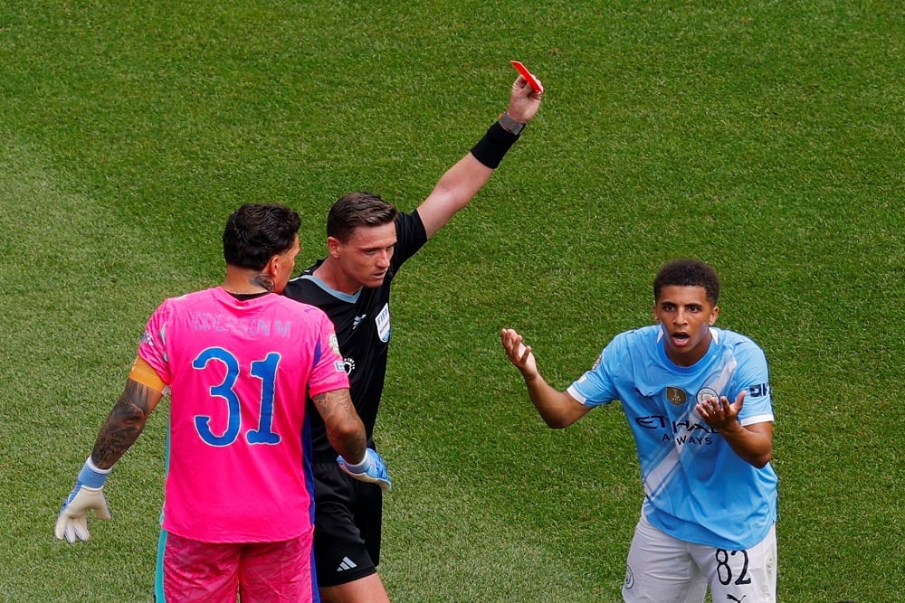 Rico Lewis Disanksi 3 Pertandingan akibat Kartu Merah di Piala Dunia Antarklub 2025