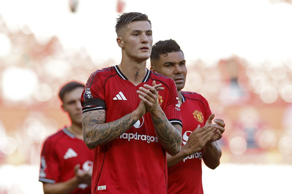 pemain_manchester_united_benjamin_sesko_dan_casemiro_reuters-jason_cairnduff_1756032503